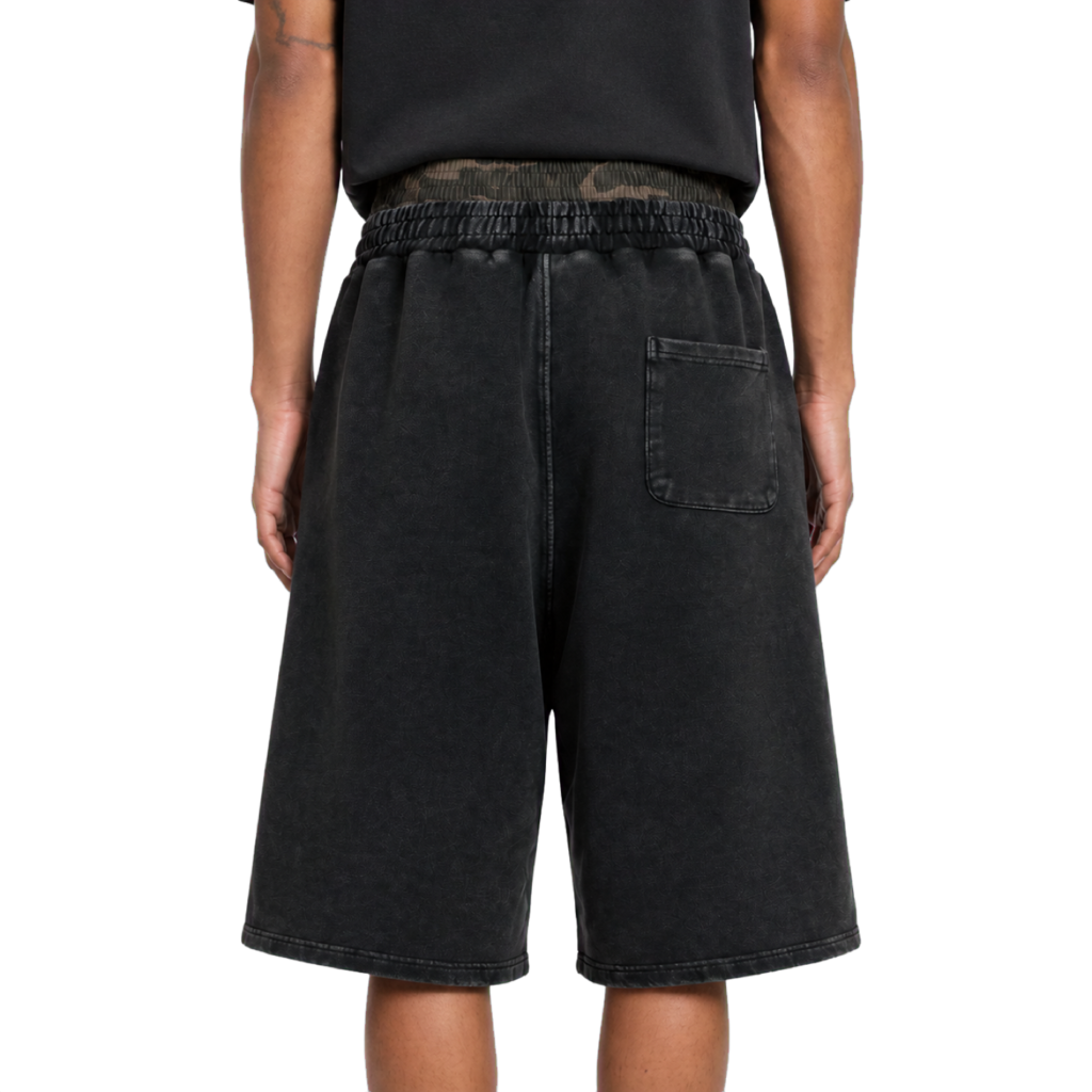 Camo Distressed Shorts — vista trasera de fit