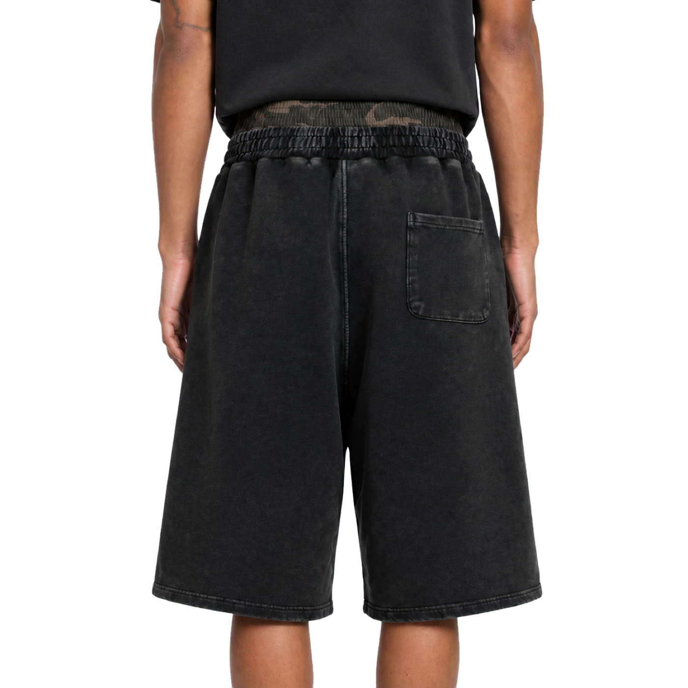 Camo Distressed Shorts — vista trasera de fit